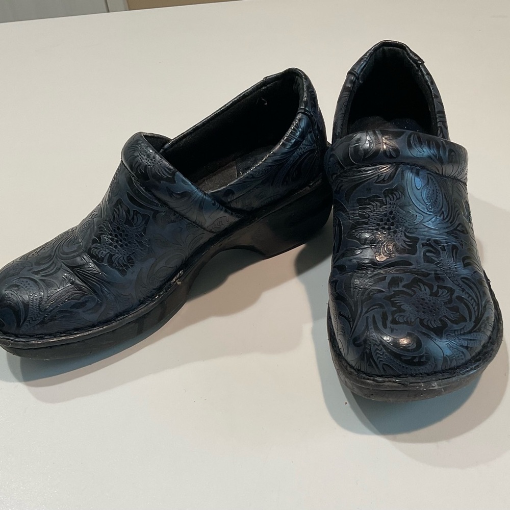 βοΈβοΈβοΈBOC Born Concept Black/Blue Leather Womenβs Clogs, Size 7.5